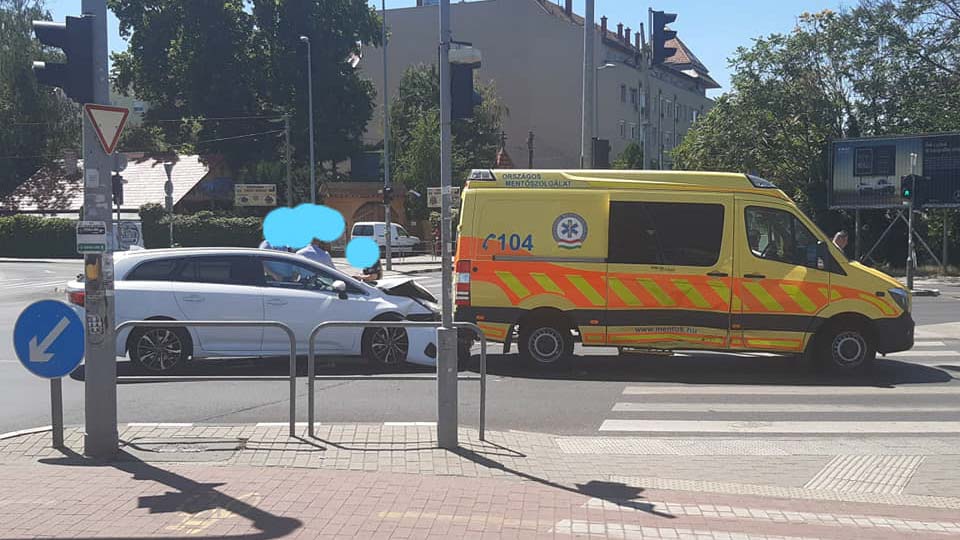 Mentőautó karambolózott Budapesten