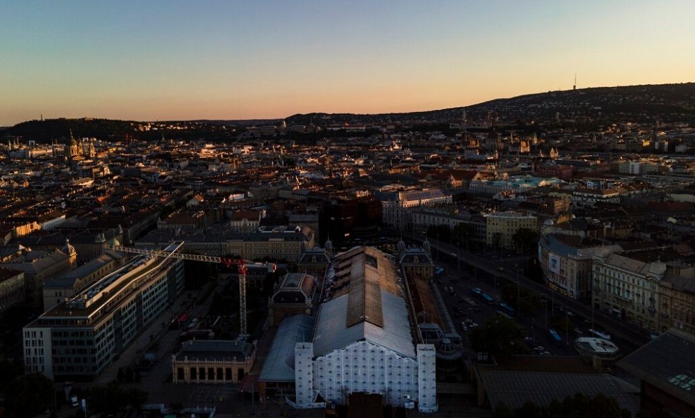 Munkába állt az egyik toronydaru – folyamatosan halad a Nyugati tetőszerkezetének bontása