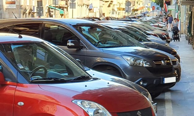 Rejtélyes tetem a parkoló autóban, olyan büdös volt a 10. kerületi utcában, hogy a rendőröket hívták