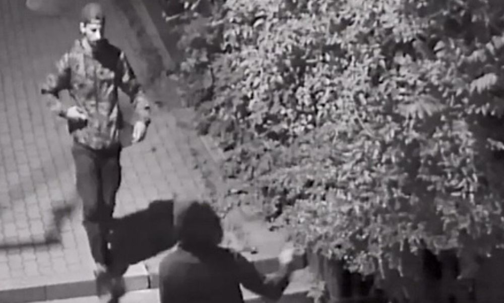 Ablakot törtek be, padokat borítottak fel és törtek össze