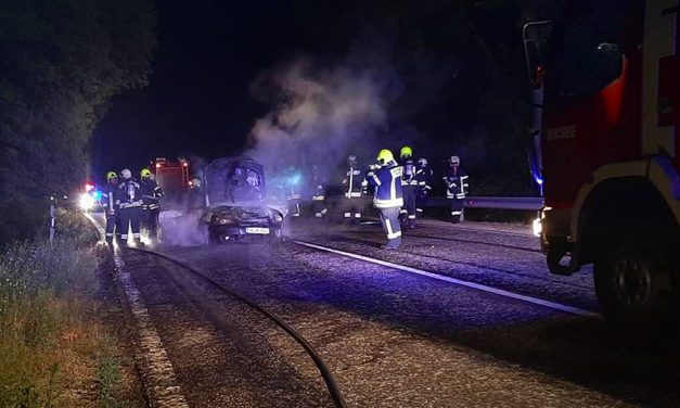 Kigyulladt egy autó, teljes szélességében lezárták az 1-es főutat