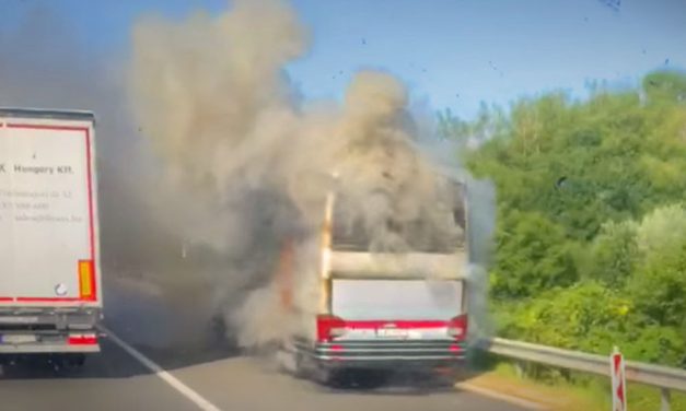 Kigyulladt egy busz az M7-esen, legalább fél órával nő a menetidő