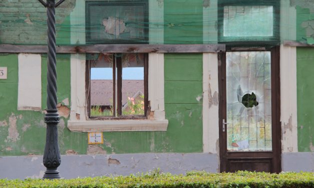 Összedőlhet két épület a váci főtéren, mert elakadtak a már megítélt állami milliárdok