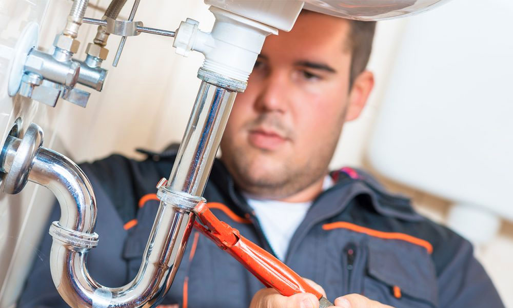 Félnek az emberek: A koronavírus miatt sokan a szerelőket sem engedik be a lakásba