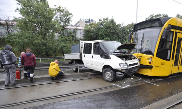 Nagyon furcsa baleset történt egy villamossal és egy teherautóval