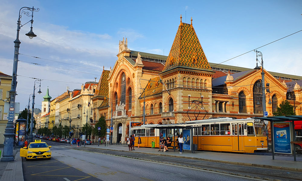 Beszakadt az út Budapesten, nem járnak a villamosok