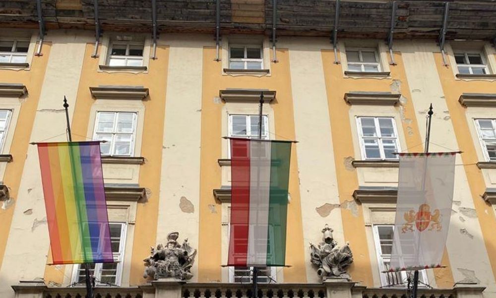 Döbbenetes: Megtaposták és felgyújtották a 9. kerületi városháza szivárványos zászlóját
