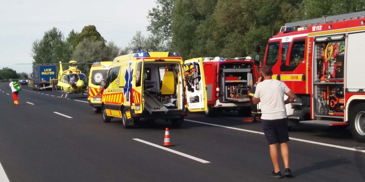 Súlyos baleset miatt lezárták az M7-est, Újpesten villamos ütközött egy autóval
