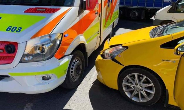 Gyermekmentő és taxi ütközött az Árpád hídnál: az agglomerációban is több baleset történt