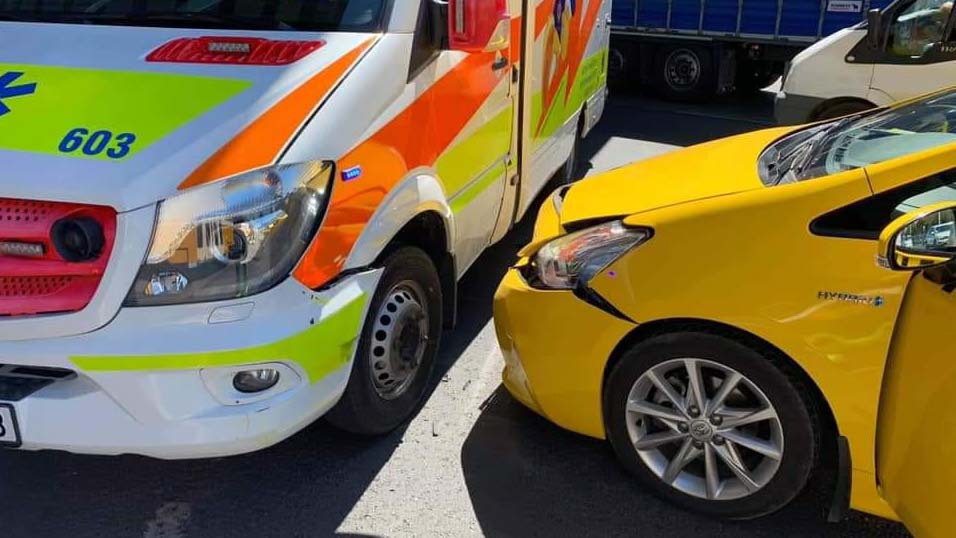 Gyermekmentő és taxi ütközött az Árpád hídnál: az agglomerációban is több baleset történt