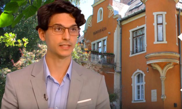 „Áruló, takarodj!” – a gödiek el akarják zavarni az alpolgármestert, a képviselők újra felfüggesztették a polgármestert