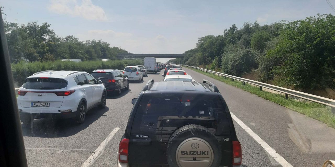 Karambol karambol hátán: csúnya balesetek Budapesten, az autópályákon sem sokkal jobb a helyzet