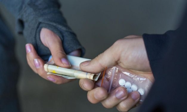 Kábítószert találtak az egyik fideszes országgyűlési képviselő fiának otthonában, a férfi óriási balhét csapott, amikor lecsaptak rá a rendőrök