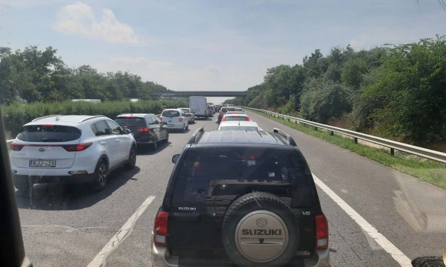 Négy autó ütközött az M7-esen: az autósok órák óta vesztegelnek az auótpályán