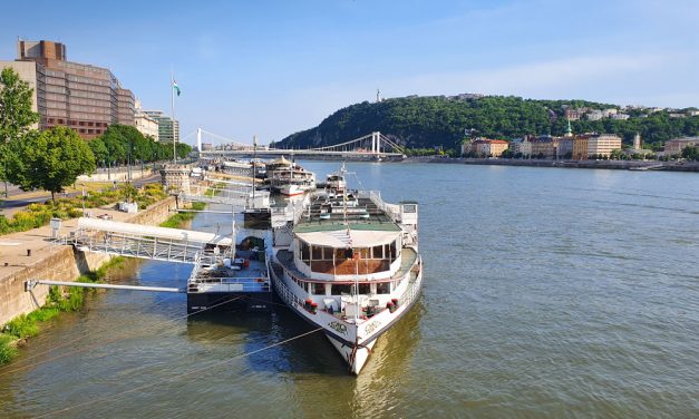 Zavarják az újlipótvárosiakat a dunai turistahajók, a 13. kerület korlátozná a kikötő vízijárművek számát