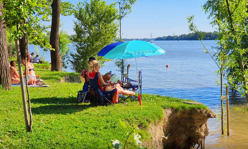 Baj van Dunakeszin, hányást, hasmenést kockáztatnak azok, akik nem óvatosak a Duna-parton