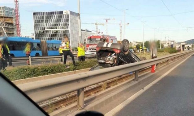 Sínekre borult egy autó az 1-es villamos vonalán: pótlóbuszok szállítják az utasokat