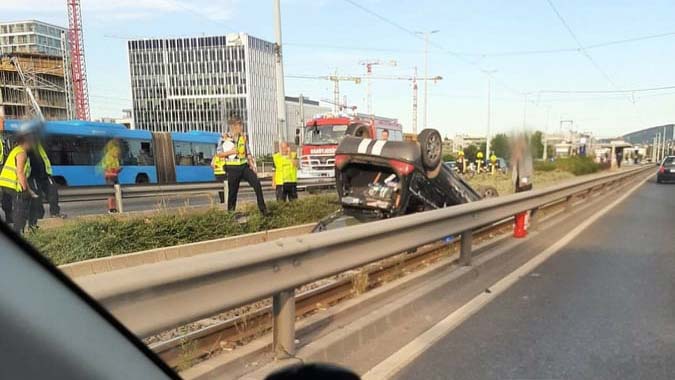 Sínekre borult egy autó az 1-es villamos vonalán: pótlóbuszok szállítják az utasokat