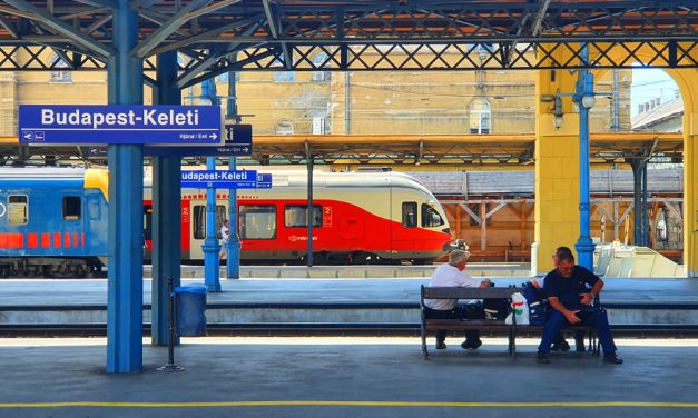 Megint baj van a Keletiben: nem állt meg a pirosnál az egyik InterCity, késnek a vonatok