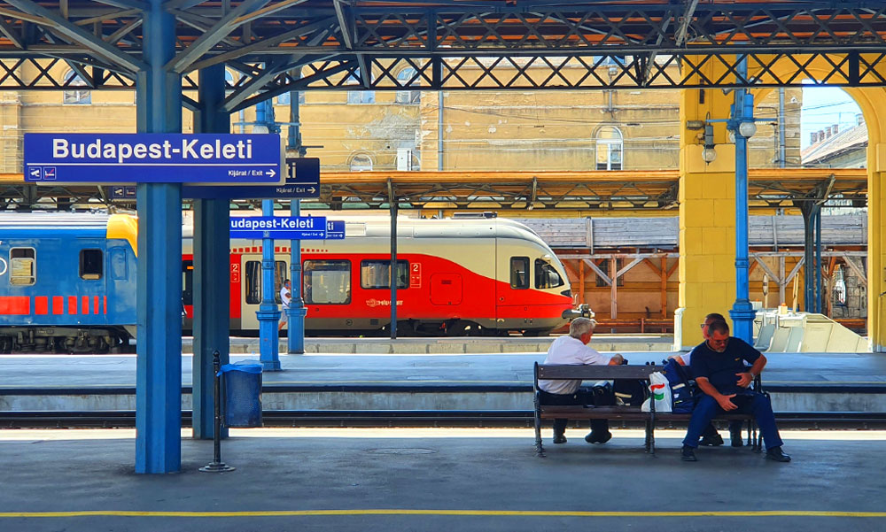 Megint baj van a Keletiben: nem állt meg a pirosnál az egyik InterCity, késnek a vonatok