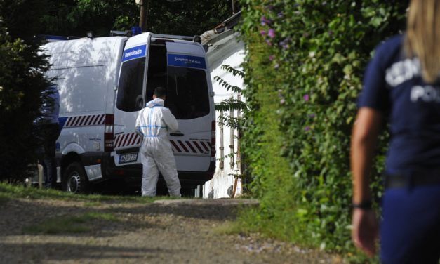 Holttestet találtak egy házban, gyilkosságra gyanakszanak a rendőrök