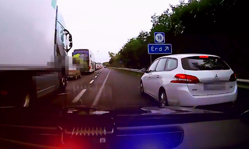 Horrorbírságot kaptak a leállósávban pofátlanul nyomuló auótósok (Videó)