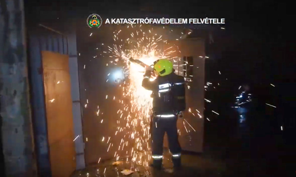 Robbanásveszély Csepelen, nagy erőkkel vonultak ki a tűzoltók megfékezni a katasztrófát