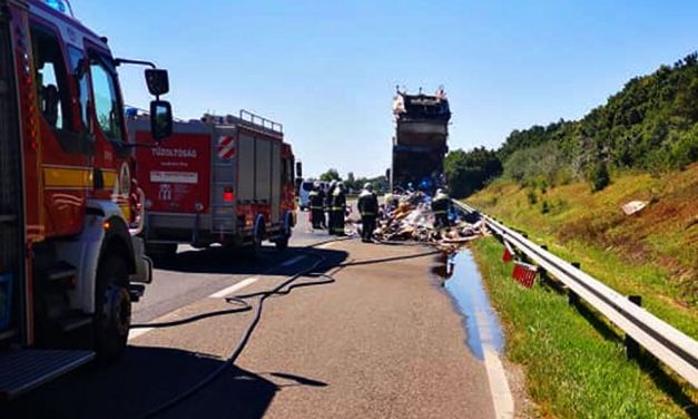 Kigyulladt egy kukásautó az M7-esen, lezárták az autópályát