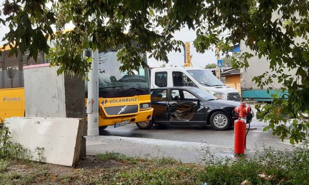 Két buszbaleset is történt Budapesten: egy Volánbusz több autóval ütközött, illetve rosszul lett a metrópótló sofőrje