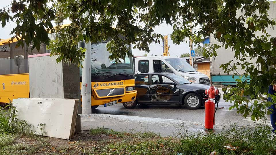 Két buszbaleset is történt Budapesten: egy Volánbusz több autóval ütközött, illetve rosszul lett a metrópótló sofőrje