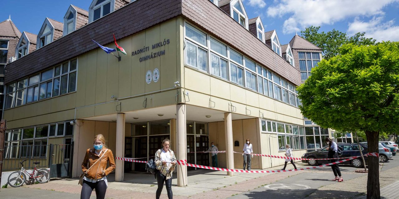 Kötelezővé tették a maszkviselést a dunakeszi gimnáziumban: annyi a diák, hogy a ruhatárban is tanítanak
