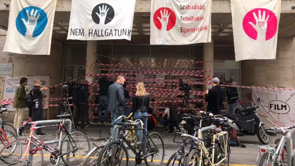 Pénteken 18 óráig kiürítik az SZFE épületeit: mindenkinek ki kell költözni a kollégiumból, őszi szünetet rendelt el az új vezetés
