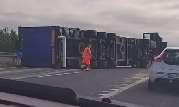 Felborult kamion az M3-ason, tömegbaleset az M7-esen, alakulnak a dugók