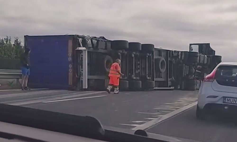 Felborult kamion az M3-ason, tömegbaleset az M7-esen, alakulnak a dugók