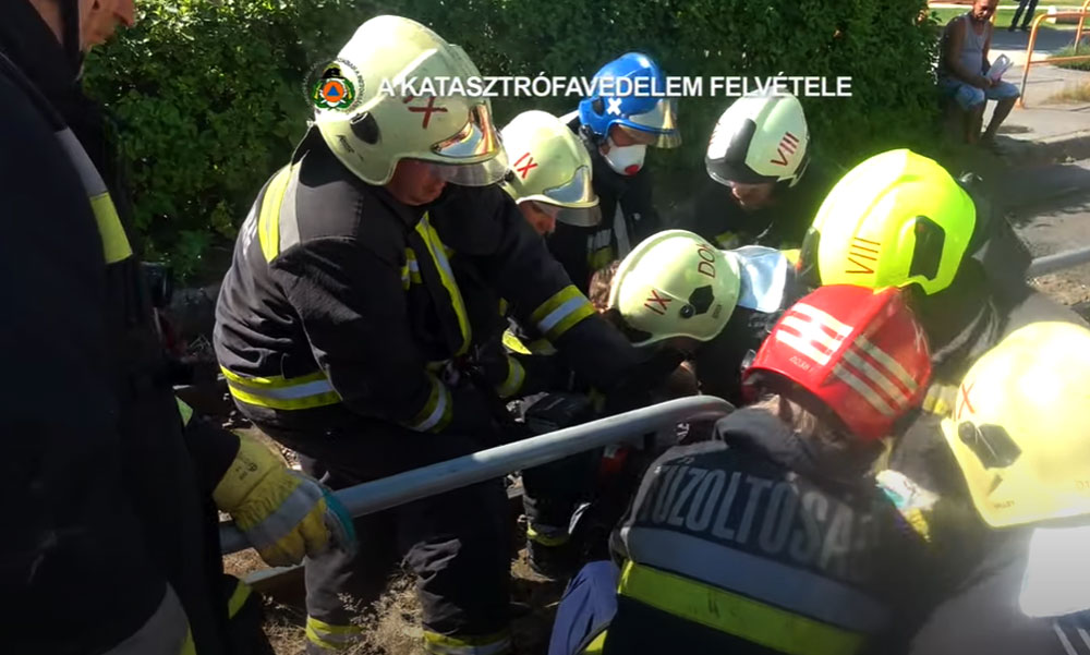 Nagyon furcsa baleset a Boráros téren: feszítővágóval szedték ki a férfit a korlátok közül
