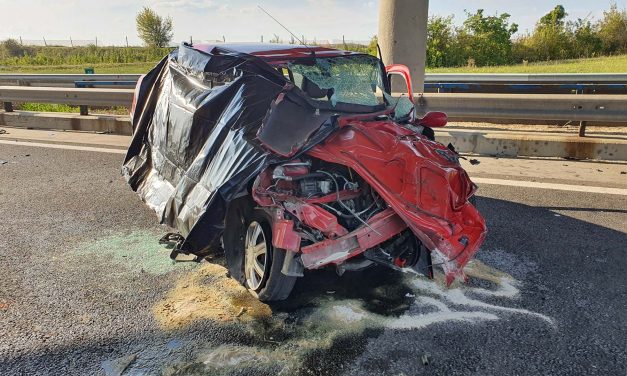 Halálos baleset az M7-esen: munkagépnek csapódott egy autó