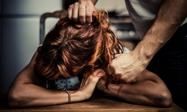 Ököllel ütötte a fejét és az arcát: Ez várhat arra a férfira, aki hónapokon át bántalmazta volt feleségét