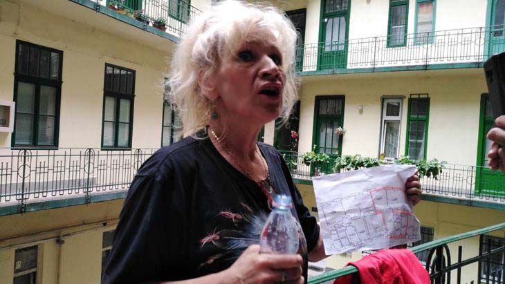 Újra balhé van Bíró Ica lakásán, már a rendőrök is kimentek