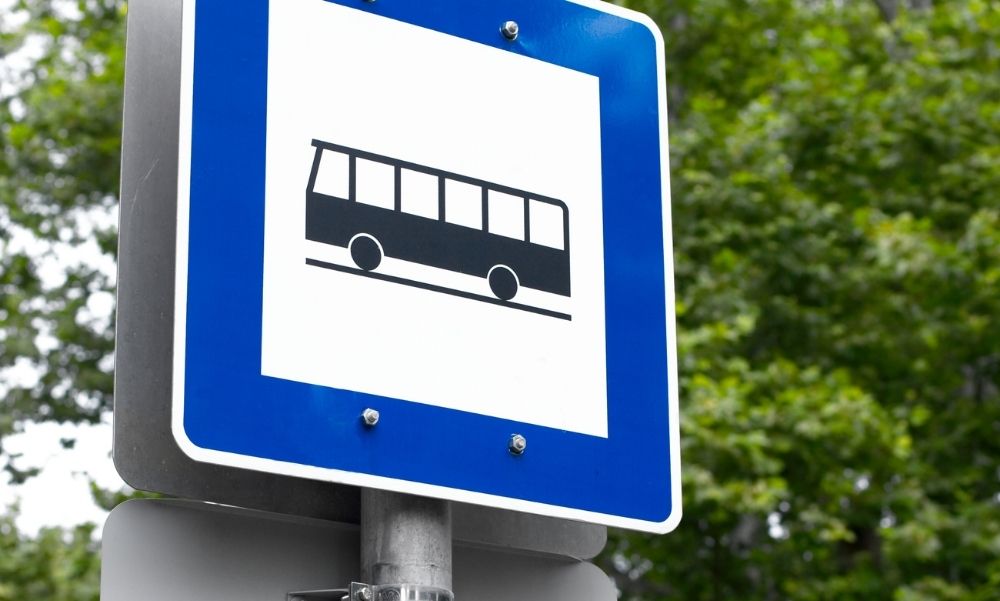 Piásan, önkívületi állapotban esett neki a busz sofőrjének ez a tárnoki nő: a vezetőfülkét rugdosta, ordibált és meg is ütötte a férfit