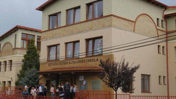 2 nap alatt 3 iskolában vezettek be távoktatást az agglomerációban