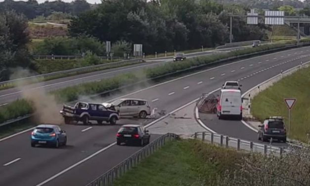 Ilyet még nem láttál: menetiránnyal szembe fordult az M3-as autópályára egy pick-up, óriási baleset lett belőle