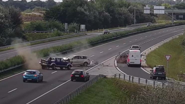 Ilyet még nem láttál: menetiránnyal szembe fordult az M3-as autópályára egy pick-up, óriási baleset lett belőle