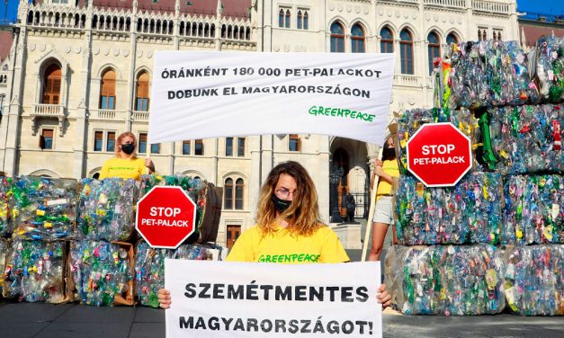 Műanyag palackokkal árasztották el a Kossuth teret, alig látszott a Parlament a szeméttől