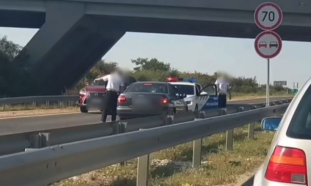 Azonnal forduljon vissza! – A rendőrök karjaiba rohant a forgalommal szemben haladó idióta