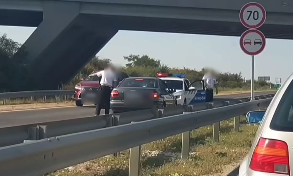 Azonnal forduljon vissza! – A rendőrök karjaiba rohant a forgalommal szemben haladó idióta