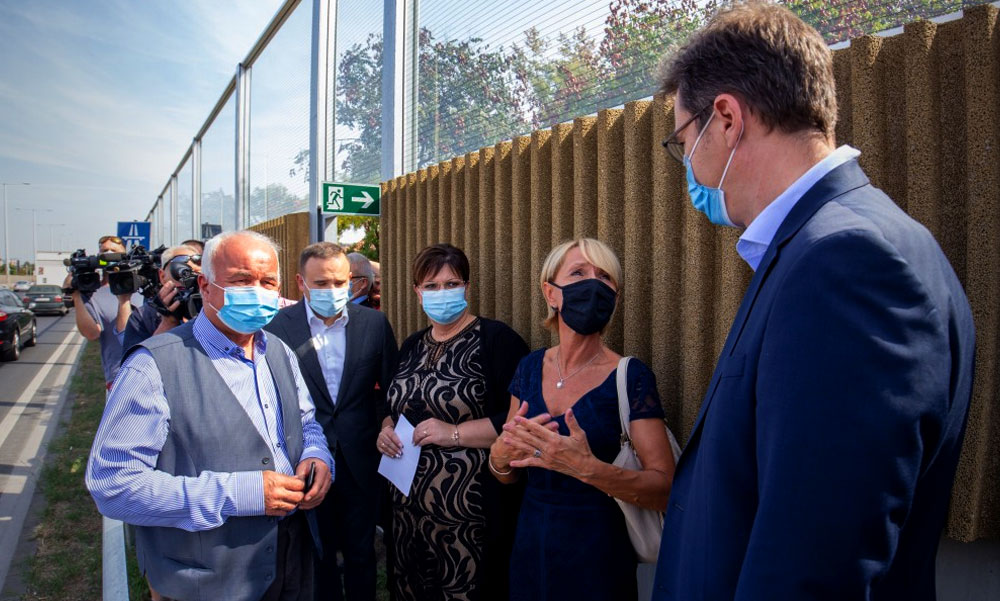 Az M3-as kivezető szélére állt Karácsony Gergely és azt mondta, meg kell akadályozni Budapest kiürülését, majd átadott egy zajvédő falat