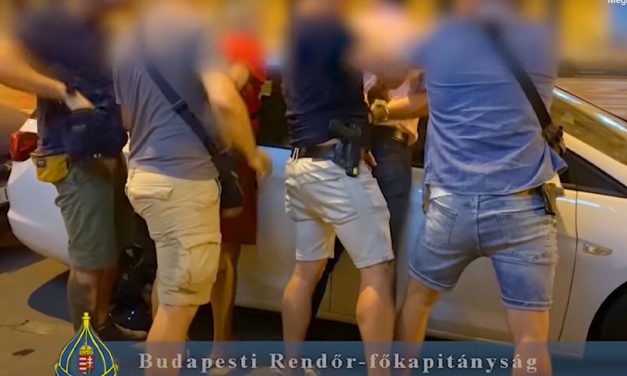 Rajtaütés a belvárosban: Drogkereskedőkre, fogyasztókra csaptak le a rendőrök
