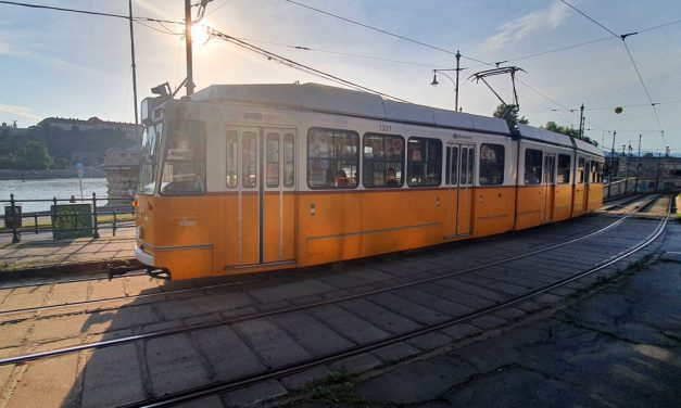 Ököllel esett neki a villamos vezetőjének a dühös férfi, mert nem engedték felszállni