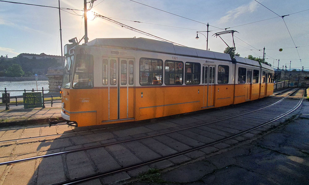 Ököllel esett neki a villamos vezetőjének a dühös férfi, mert nem engedték felszállni