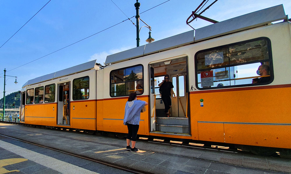 Újra maszkot osztanak a Budapesten közlekedőknek